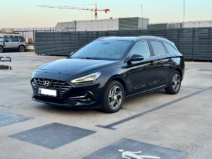Ciemny Hyundai i30 kombi – samochód kompaktowy klasy C na wynajem