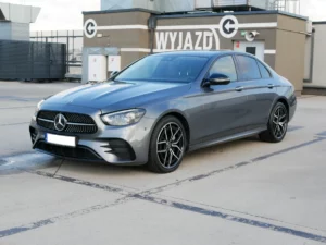 Szary Mercedes-Benz Klasy E – samochód premium na wynajem długoterminowy