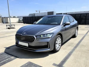 Szara Skoda Superb – komfortowy samochód klasy D na wynajem dla firm
