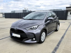 Szara Toyota Yaris – samochód miejski klasy B na wynajem miesięczny